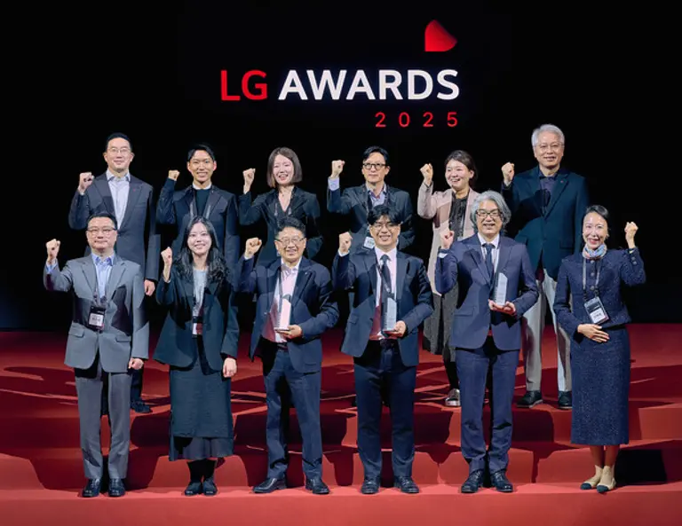 9일 경기도 이천 LG인화원에서 열린 LG 어워즈에서 구광모 (주)LG 대표(뒷줄 왼쪽 첫번째)가 고객 대표, 수상자들과 기념 촬영을 하고 있다. (제공 LG)