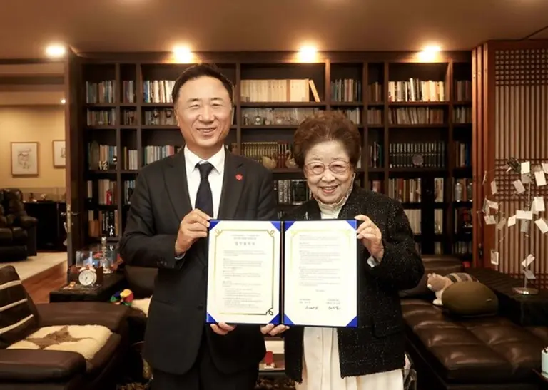 유신열 신세계디에프 대표(왼쪽)와 강인숙 영인문학관장(오른쪽)이 업무협약 체결 후 기념촬영을 하고 있다.