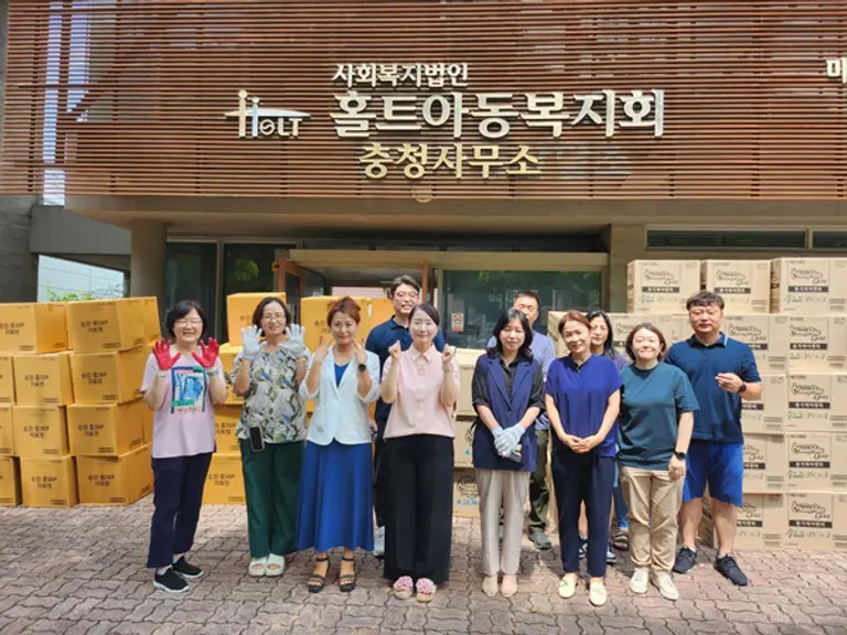 엘지유니참의 생리대·기저귀 기부 활동 모습. (제공 엘지유니참)