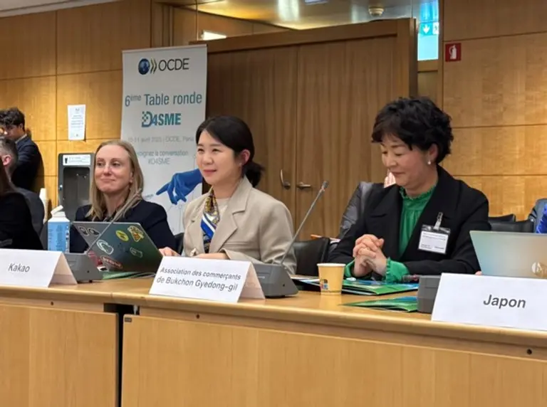 지난 10일 열린 OECD D4SME 회의에 참석한 카카오 김은화 상생사업 리더와 북촌 계동길 상인회 김용조 회장(왼쪽에서 두 번째, 세 번째). (제공 카카오)