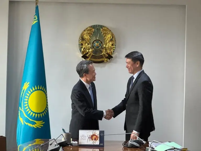 진옥동 신한금융그룹 회장(왼쪽)이 지난 9일부터 11일까지 중앙아시아 출장 중에 누를란 압드라흐마노프(Nurlan Abdrakhmanov) 카자흐스탄 금융감독원 은행 담당 수석부원장을 만나 악수를 나눴다. [출처: 신한금융그룹]