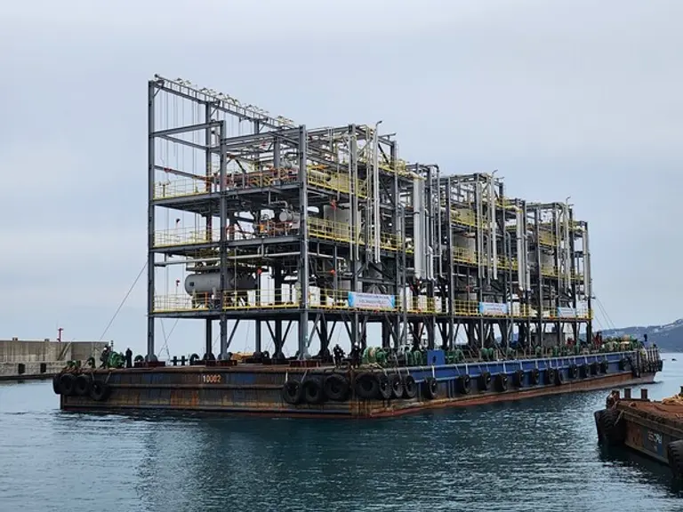 샤힌 패키지-2 현장 설치를 위해 해상으로 이동 중인 PAU 모듈(사진=현대엔지니어링)