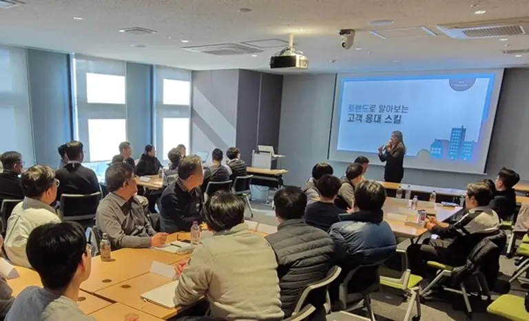 서울 종로구 돈의문 디타워 본사에서 DL이앤씨 각 지역사무소 CS 담당자들이 전문 CS 교육을 받고 있다. (사진=DL이앤씨)