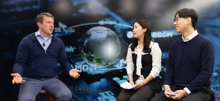 하나증권 본사 스튜디오에서 매튜 브라이슨(왼쪽 첫번째)과 하나증권 직원들이 인터뷰를 진행하고 있다.