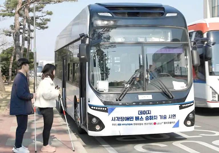 연구원들이 데이지 솔루션을 이용해 시각장애인의 버스 탑승을 시연하는 모습. (제공 LGU+)