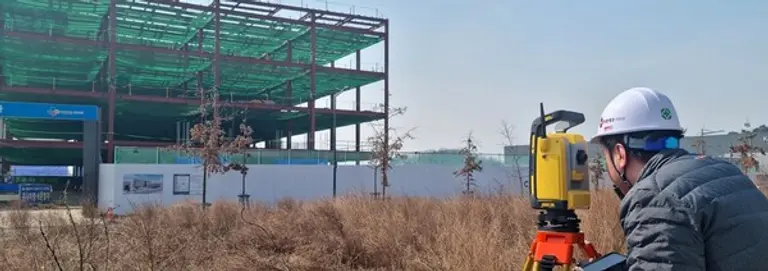 RTS(Robotic Total Stations, 원격 조작 가능 측량 장비) 장비로 골조의 시공오차를 측량하는 모습 (사진=CJ대한통운 건설부문)