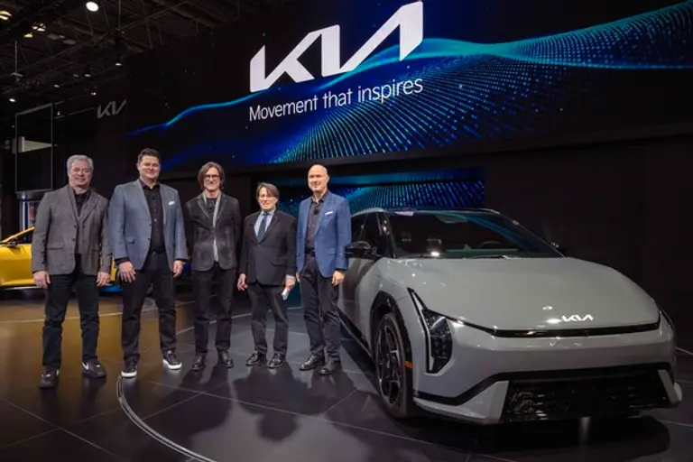 (왼쪽부터) 러셀 와거 기아 미국법인 마케팅담당, 에릭 왓슨 기아 미국법인 영업담당, 톰 컨즈 기아 미국 디자인센터 수석 디자이너, 스티븐 센터 기아 미국법인 최고운영책임자(COO), 올스 헤드릭 기아 미국법인 상품기획 디렉터. (제공 기아)