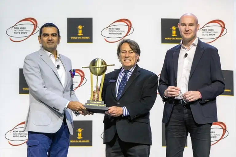 (왼쪽부터) 월드카 어워즈 싯다르트 비나야크 파탄카르 의장, 스티븐 센터 기아 미국법인 최고운영책임자(COO), 월드카 어워즈 옌스 마이너스 심사위원. (제공 기아)