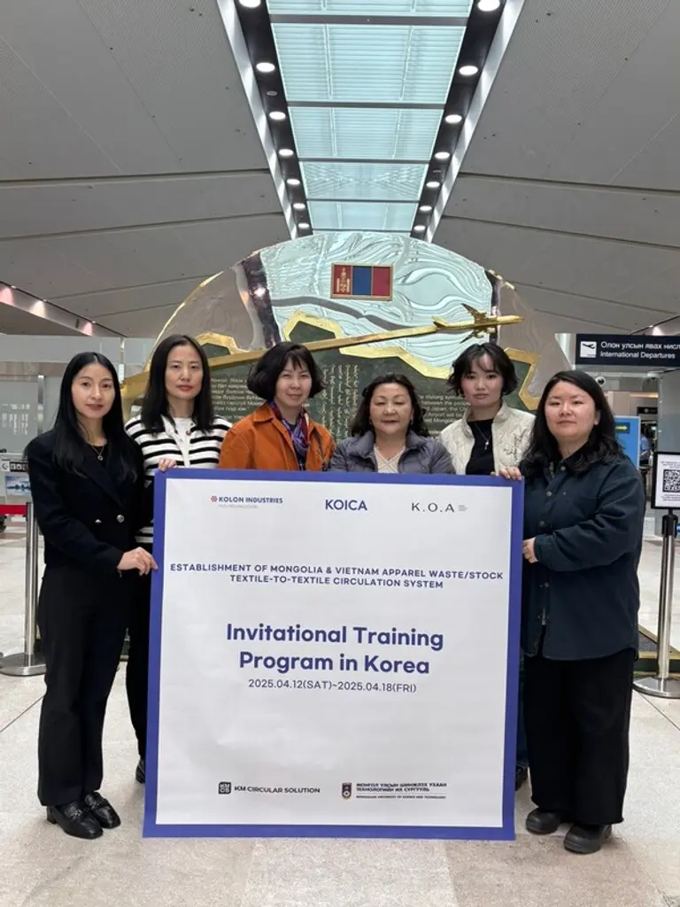 몽골 국립과학기술대학교 교수진이 순환패션 전문인력 양성을 위해 한국 초청 연수를 진행했다. (왼쪽부터) D. Oyuntuya KMCS 직원, 몽골과기대 T.GERELMAA 교수, M.BAYAR 교수, D.BUYANDELGER 교수, T.BAYARMAA 교수, 엄은혜 PAO(Project Action Officer, 프로젝트 실무전문가) (사진=코오롱 FnC(