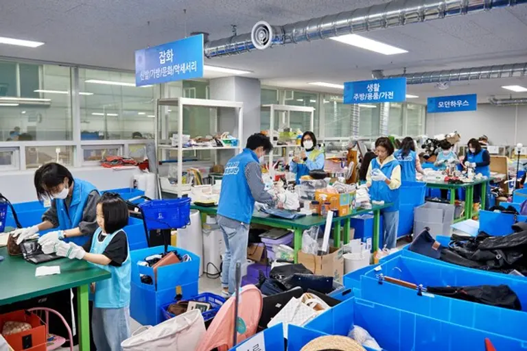 우리은행 WOORI가족봉사단이 지난 19일 서울 굿윌스토어 밀알금천점에서 기증 받은 물품을 선별해서 깨끗하게 닦았다. [출처: 우리은행]