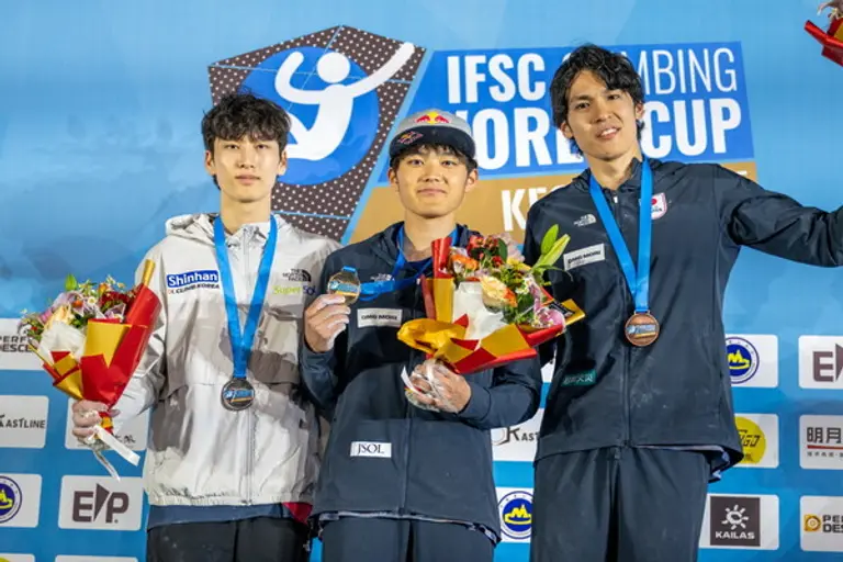 이도현(왼쪽)이 2025 IFSC 스포츠클라이밍 커차오 볼더 월드컵에서 은메달을 획득했다. (사진=대한산악연맹)