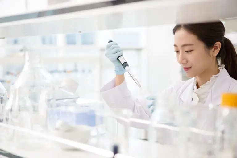 동아에스티 연구원이 실험을 진행중이다. 