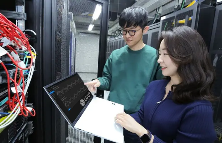 LGU+ 임직원들이 관련 기술을 시연하는 모습. (제공 LGU+)