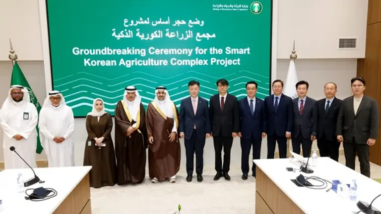 사진 왼쪽 4번째부터 사우디 물환경농업부 알 압둘라티프 차관보, 알 무샤이티 차관, 박범수 농림축산식품부 차관, 문병준 주사우디아라비아 대한민국 대사 대리, 안호근 한국농업기술진흥원 원장, 황청용 농심 부사장