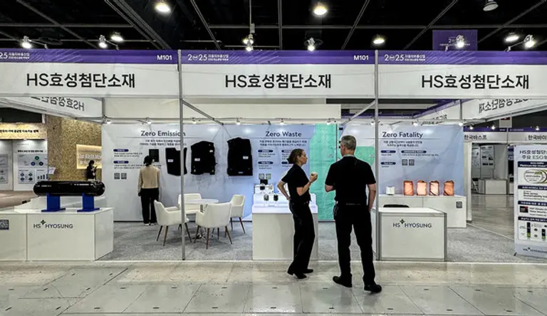 ‘2025 자동차부품산업 ESG∙탄소중립 박람회’에서 방문객들이 HS효성첨단소재 부스를 살펴보고 있다. (사진=HS효성첨단소재)
