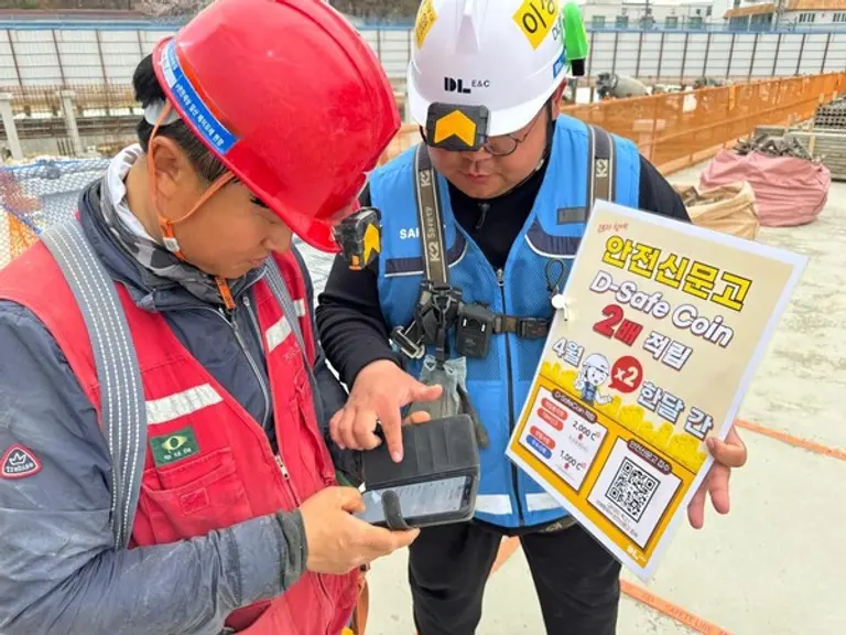 DL이앤씨 현장 안전관리자가 근로자에게 안전신문고 활성화 캠페인에 대해 설명하고 있다. (사진=DL이앤씨)
