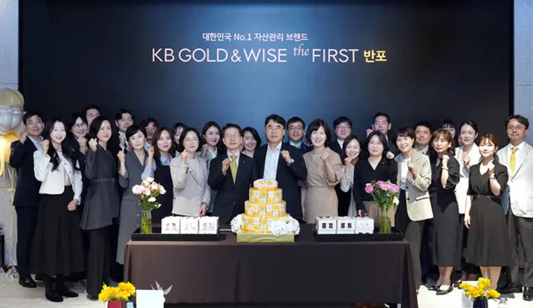 지난 22일 KB 골드&와이즈 더 퍼스트 반포에서 열린 1주년 기념행사에서 KB GOLD & WISE the FIRST 반포(KB국민은행) 정은영 상무(앞줄 왼쪽 다섯 번째), KB국민은행 박병곤 영업그룹 이사부행장(앞줄 왼쪽 여섯 번째), KB증권 이홍구 대표이사(앞줄 왼쪽 일곱 번째), KB GOLD & WISE the FIRST 반포(KB증권) 김희경 센터장(앞줄 왼쪽 여덟 번째) 등 임직원이 1주년을 축하했다. [출처: KB금융그룹]