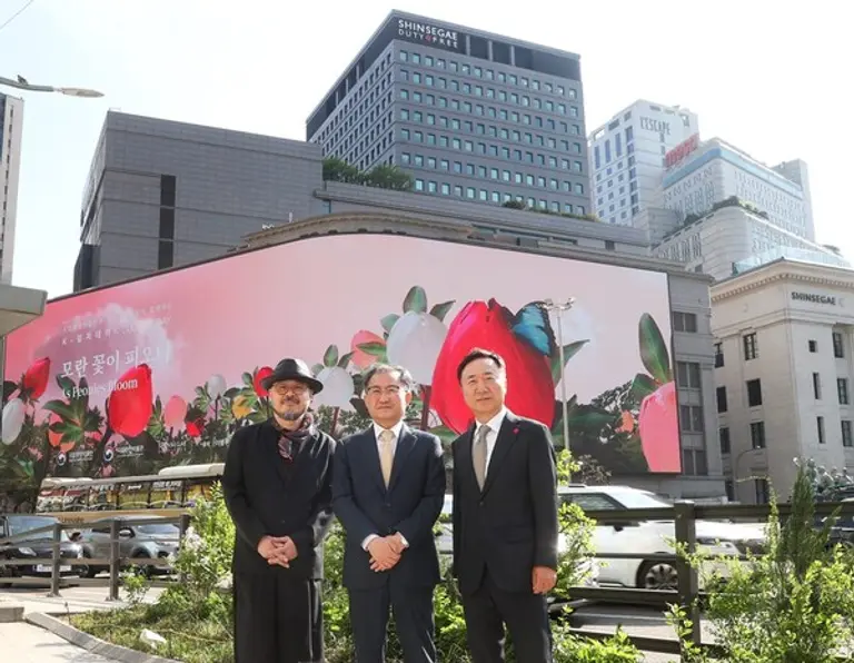 (왼쪽부터) 이병우 음악감독, 김재홍 국립중앙박물관장, 유신열 신세계디에프 대표가 서울 명동 신세계스퀘어에서 진행된 ‘모란 꽃이 피오니’ 상영회 후 기념 촬영하는 모습.