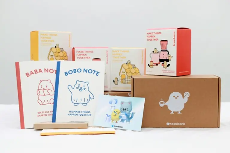 베어버터의 브랜드 ‘브라보비버’ 제품으로 채운 응원키트. 베어베터는 성실하고 우직한 곰을 닮은 발달장애인이 더 나은 세상을 만들어 나간다는 메시지를 사회에 전한다. [출처: 토스뱅크]