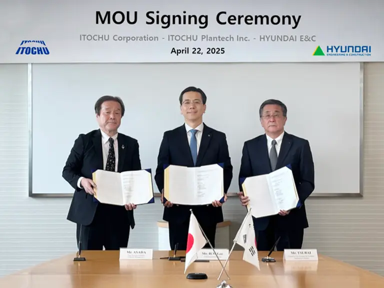 현대건설이 일본 이토추상사화 업무협약을 체결했다. (왼쪽부터) 아사다 야스히코 이토추 플랜테크 사장, 이한우 현대건설 대표, 히로유키 이토추상사 부사장. (사진=현대건설)