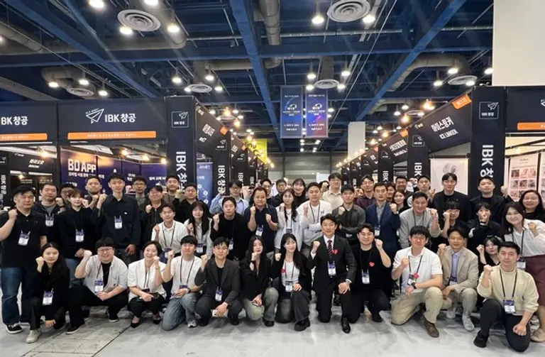 24일 서울 강남구 코엑스에서 열린 2025 월드IT쇼(WIS)에서 IBK창공 참여기업 관계자들이 기념촬영을 했다. [출처: IBK기업은행]