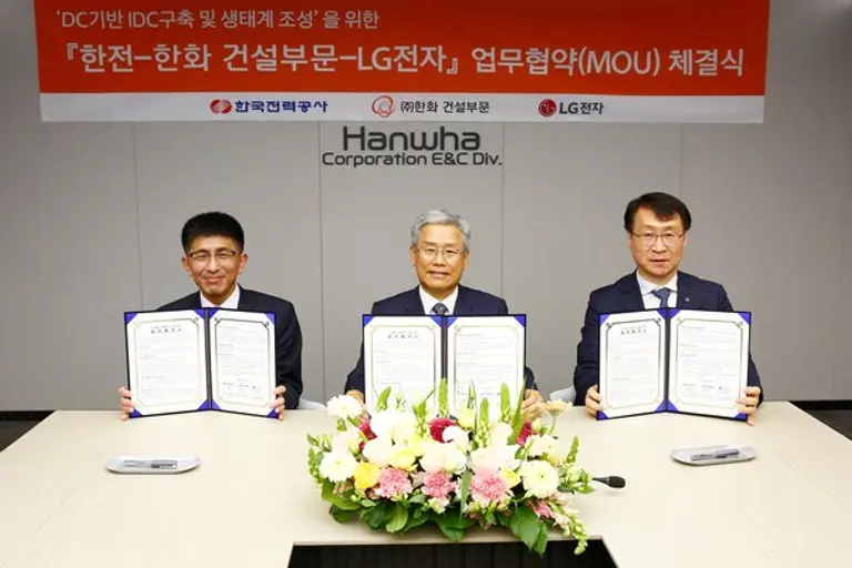 ㈜한화 건설부문 · 한국전력 · LG전자가 ‘DC(직류) 기반 데이터센터 구축 및 생태계 조성을 위한 업무협약(MOU)’을 체결했다. (왼쪽부터) 김승모 한화 건설부문 대표이사, 김동철 한국전력 사장, 이재성 LG전자 ES사업본부장 (사진=한화 건설부문)