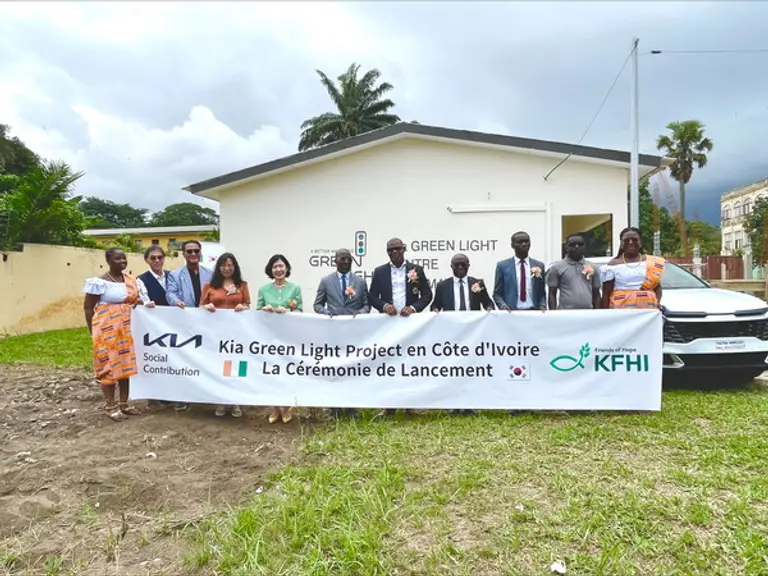 (왼쪽 두 번째부터) 박광우 기아대책 코트디부아르 컨트리 디렉터, 문경주 코트디부아르 한인회 회장, 전수진 주 코트디부아르 대한민국 대사관 영사, 이은주 기아 지속가능경영 팀장, 브로바 비 다니엘 벤제르빌 부시장, 무싸 댜라수바 여성가족아동부 장관 비서실장, 레그레 마르셀 벤제르빌 오르뺄리나 학교장, 쟈 응고라 파트리스 베띠에 시장 대리인, 베씨에 바들레 보드리 베띠에 지역구 국회의원 대리인. (제공 기아)