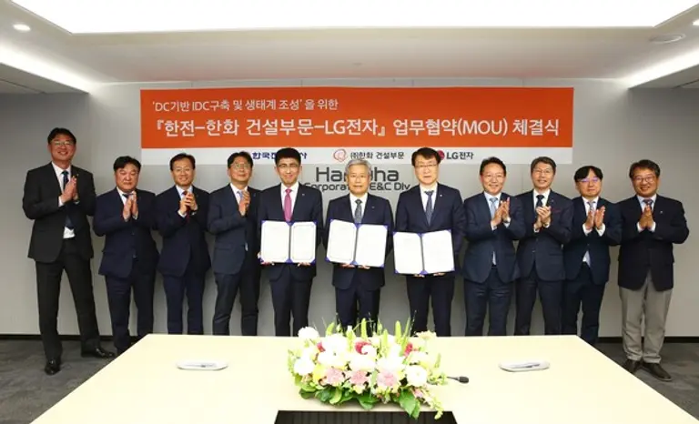 ㈜한화 건설부문은 24일 한국전력, LG전자와 함께 직류(DC) 생태계 조성을 위한 업무협약(MOU)을 체결했다. (제공 한화)