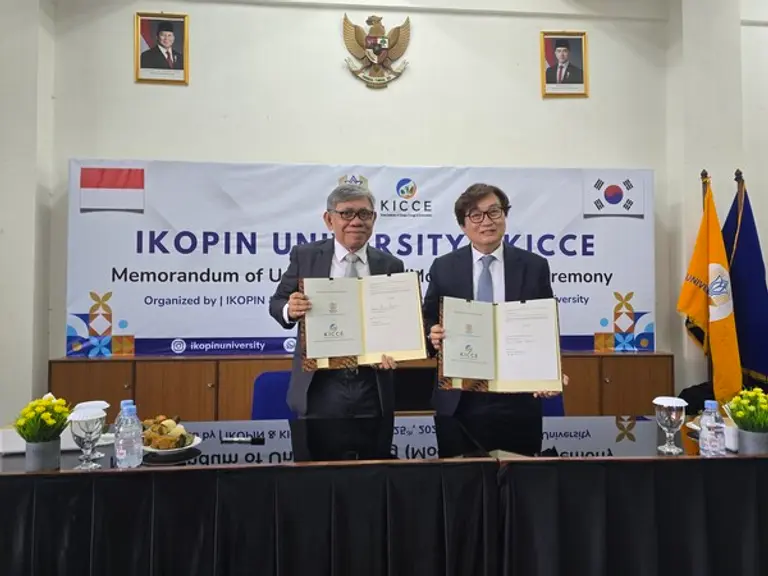 전의찬 한국기후환경원장(오른쪽)과 아구스 빡빠한 이코핀대학교 총장이 기후변화대응을 위한 협력 MOU를 체결한 뒤 기념사진을 촬영하고 있다. (제공 한국기후환경원)