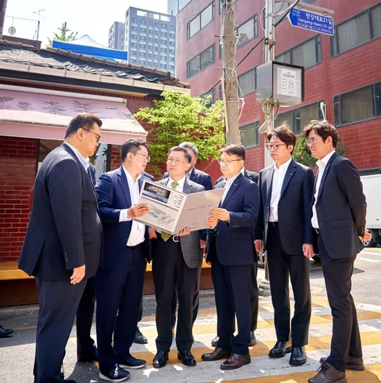 정경구 HDC현대산업개발 대표이사가 24일 용산정비창 전면1구역 재개발 사업지 현장을 직접 방문했다. 이날 현장에는 정경구 대표이사를 비롯해 HDC현대산업개발 임원진이 함께했다. (사진=HDC현대산업개발)