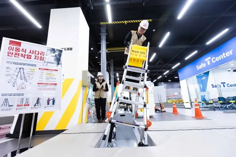 SK텔레콤은 자사 및 협력사 구성원의 안전 역량을 강화하고 산업 현장의 실질적인 사고 예방 효과를 높이기 위해 안전체험교육관(Safe T Center)의 체험 콘텐츠를 대폭 강화했다. (제공 SK텔레콤)