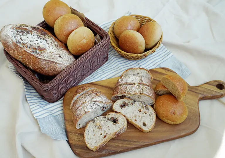 이마트 베이커리 건강빵 신제품 2종 ‘렌틸콩 퀴노아깜빠뉴’ ‘병아리콩 곡물빵’ / 신세계푸드 제공