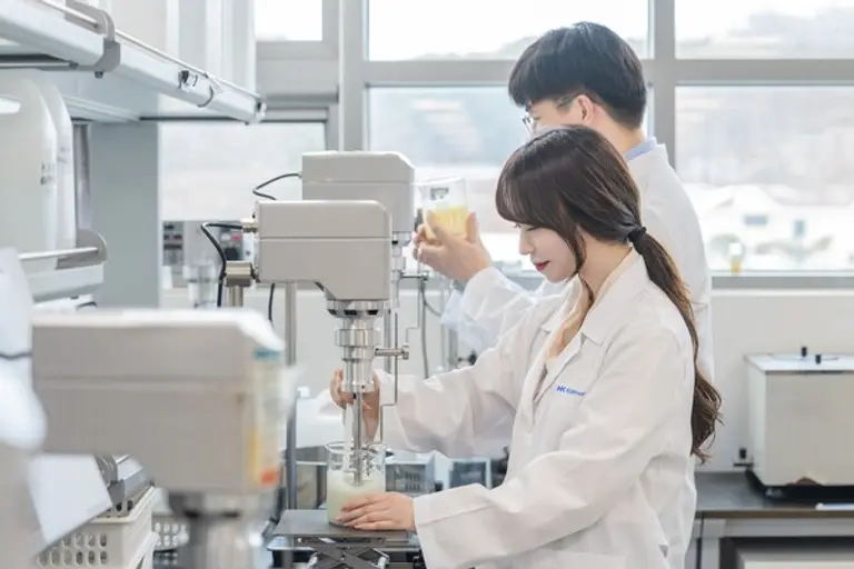 한국콜마 연구원들이 역노화 화장품 연구를 진행하고 있다. (제공 한국콜마)