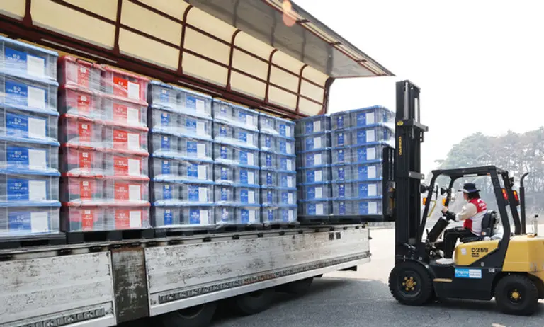 희망브리지 직원이 함양 재해구호물류센터에서 대구 함지산 산불 피해 현장 지원을 위한 구호물품을 출고하고 있다(사진=희망브리지)