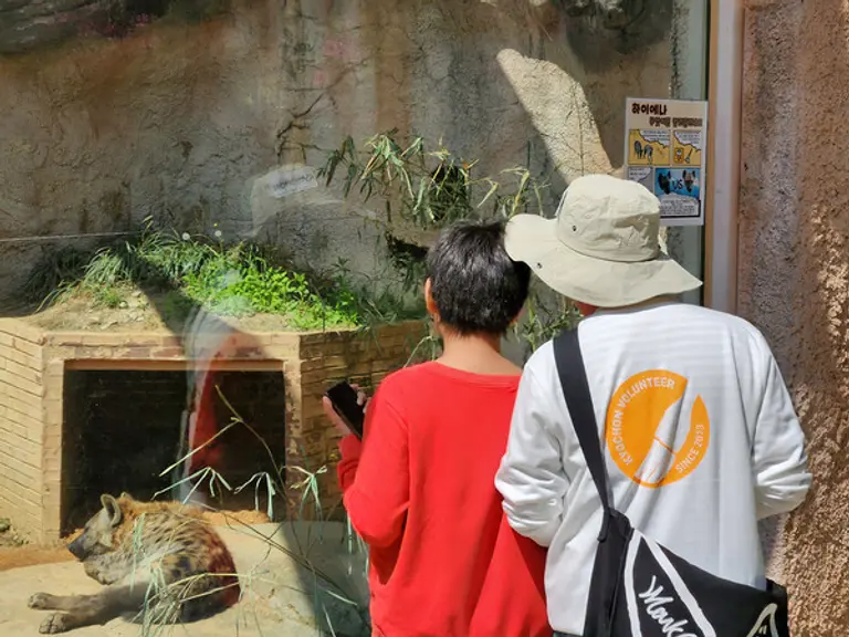  교촌에프앤비 ‘바르고 봉사단’이 서울 어린이대공원에서 구산초등학교 특수학급 학생들과 즐거운 체험 활동을 진행하고 있다.