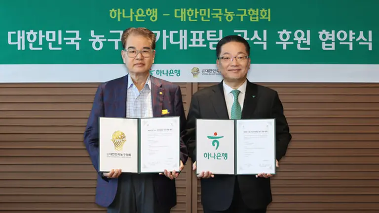 이호성 하나은행장(오른쪽)은 지난 29일 서울 을지로 본점에서 대한민국농구협회(KBA) 권혁운 회장과 대한민국 농구 국가대표팀 공식 후원을 위한 업무 협약을 체결했다. [출처: 하나은행]