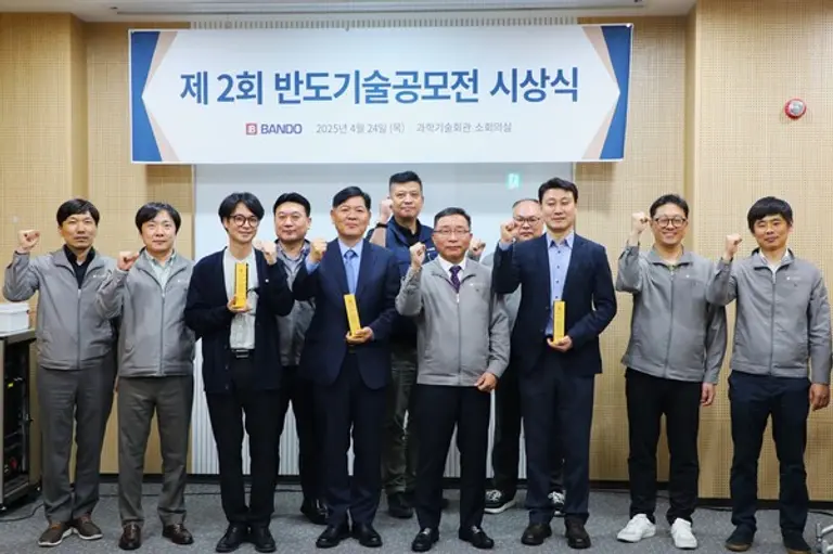 제2회 반도기술공모전 수상기업들과 반도건설 이정렬 시공부문 대표(가운데)가 기념사진을 촬영하고 있다. (사진=반도건설)