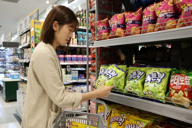 소비자가 마트에서 농심 메론킥을 구매하고 있다 (사진=농심)