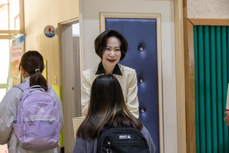 롯데삼동복지재단 장혜선 이사장이 삼동초등학교 학생들에게 어린이날 선물 세트를 전달하고 있다.