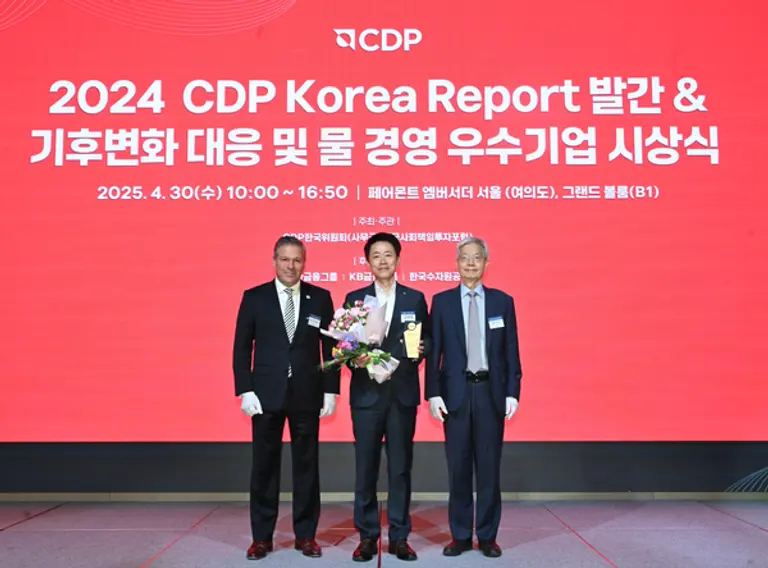 2024 CDP 코리아 어워즈가 30일 서울 여의도 페어몬트 앰버서더 서울에서 열렸다. 왼쪽부터 호세 키어도네즈(Jose Qrdonez) CDP CRO(최고매출책임자), 김태형 IBK기업은행 경영전략그룹 부행장, 장지인 CDP한국위원회 위원장이다. [출처: IBK기업은행]