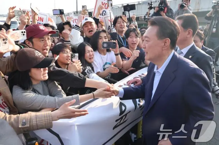 윤석열 전 대통령이 파면 결정 후 일주일 만인 11일 오후 서울 용산구 한남동 대통령 관저를 떠나기 앞서 정문 앞에서 지지자들과 인사를 나누고 있다. (공동취재) 2025.4.11/뉴스1 ⓒ News1 김성진 기자