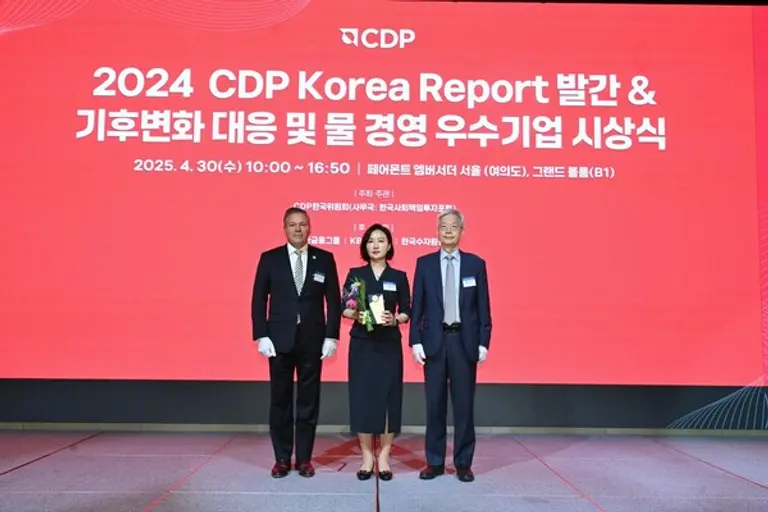 이마트가 ‘2024 CDP Korea 기후변화 대응·물 경영 우수기업’ 시상식에서 성과를 인정받아 국내 대형마트 중 유일하게 