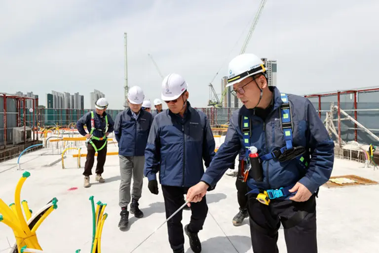 김보현 사장 (앞줄 오른쪽)이 부천 송내역 푸르지오센트비엔현장에서 안전점검을 진행하고 있다. (사진=대우건설)
