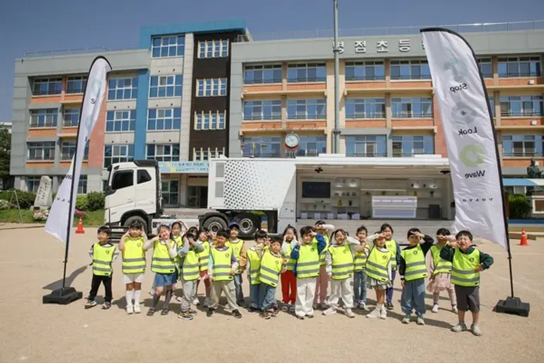볼보트럭코리아가 진행한 어린이 교통안전캠페인 교육 모습. (제공 볼보트럭코리아)