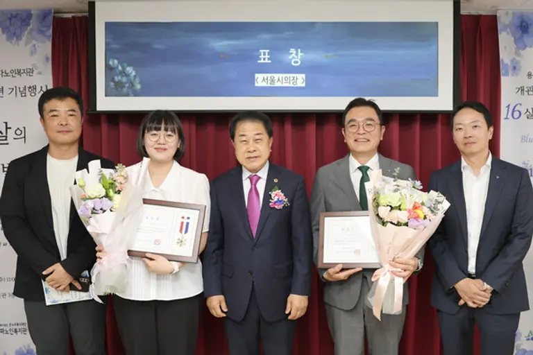 서울시의회 김용호 의원(왼쪽 세번째)과 김정훈 하나증권 FICC본부장(오른쪽 두번째), 하나증권 직원들이 기념촬영을 하고 있다.