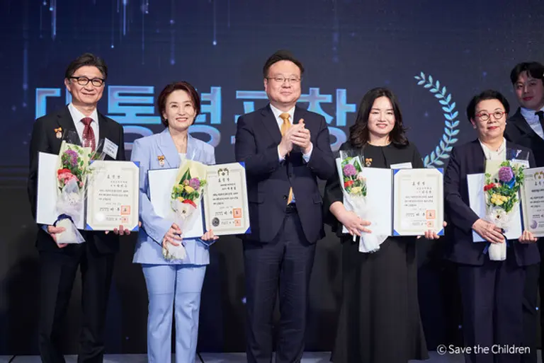 제103회 어린이날 기념식에서 세이브더칠드런 홍보대사 박경림(왼쪽 두번째)가 조규홍 보건복지부장관(왼쪽 세번째)로부터 아동 복지 증진에 기여한 공로로 대통령 표창을 받았다. (사진=세이브더칠드런)