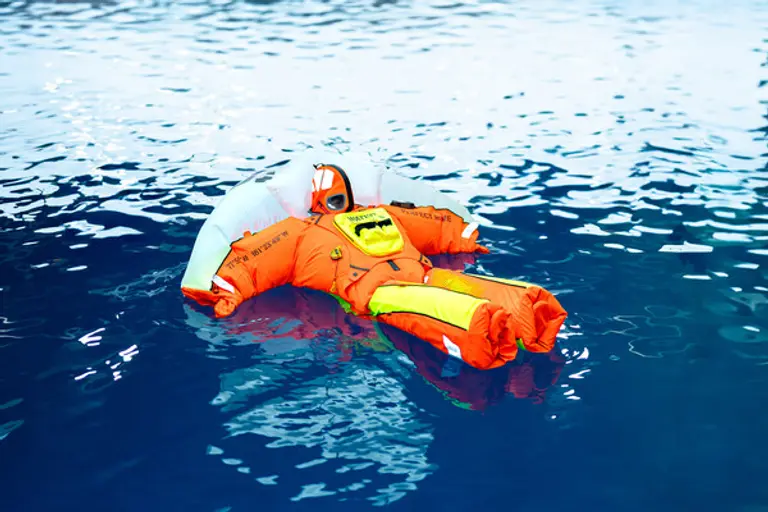 서도호 작가의 SOS수트의 수중 테스트 장면 (사진=코오롱스포츠)