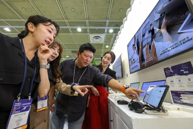 월드IT쇼 2025에서 마이크로소프트 팀즈폰을 소개하는 모습. (제공 KT)