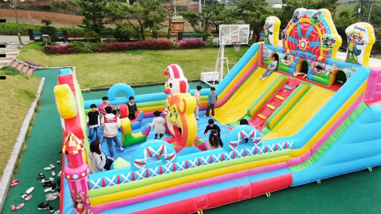 희망브리지가 어린이날을 맞아 마련한 대형 에어바운스 놀이터에서 아이들이 신나게 뛰어놀고 있다(사진=희망브리지)