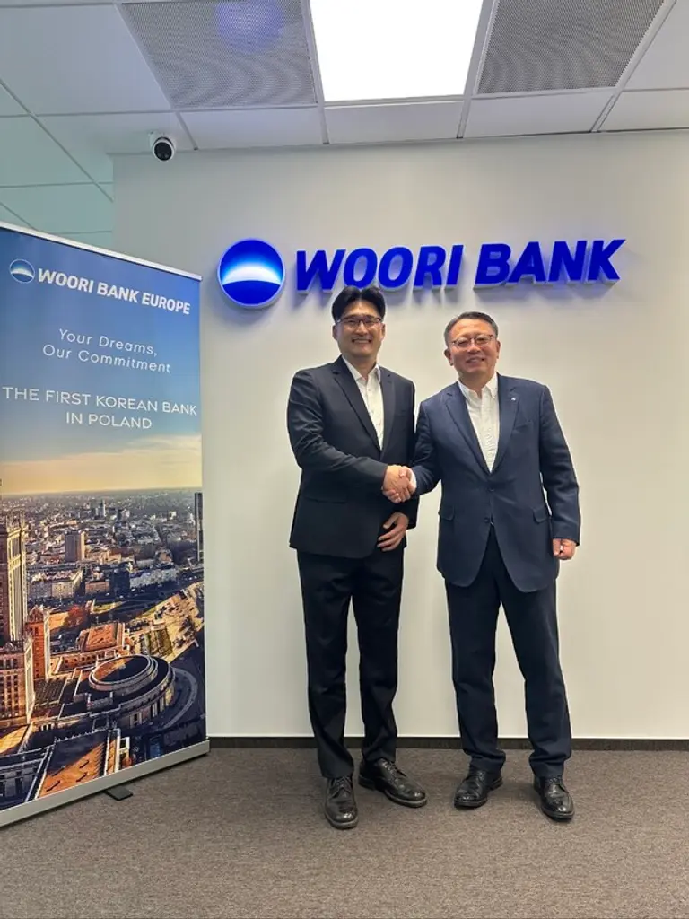 우리은행 정진완 은행장(오른쪽)이 지난 7일 폴란드지점에서 한국수자원공사 안정환 UKR재건추진단장과 미팅을 가진 뒤 악수를 나누고 있다. 